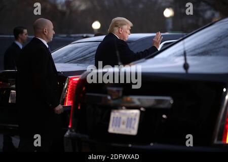 WASHINGTON, DC - DEZEMBER 04: (AFP OUT) US-Präsident Donald Trump winkt, als er das Blair House verlässt, nachdem er die Familie des ehemaligen Präsidenten George H.W. besucht hat Bush 04. Dezember 2018 in Washington, DC. Die Trumps zahlten einen Beileidsbesuch an die Bush Familie, die in Washington für den ehemaligen Präsidenten George H.W. sind Staatsbegräbnis Bushs und damit verbundene Ehrungen. (Foto von Chip Somodevilla/ABACAPRESS.COM) Stockfoto