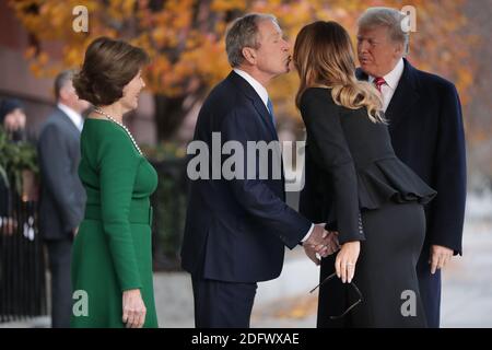 WASHINGTON, DC - 04. DEZEMBER: (AFP OUT) die ehemalige First Lady Laura Bush und der ehemalige Präsident George W. Bush begrüßen First Lady Melania Trump und Präsident Donald Trump vor dem Blair House am 04. Dezember 2018 in Washington, DC. Die Trumps zahlten einen Beileidsbesuch an die Bush Familie, die in Washington für den ehemaligen Präsidenten George H.W. sind Staatsbegräbnis Bushs und damit verbundene Ehrungen. (Foto von Chip Somodevilla/ABACAPRESS.COM) Stockfoto