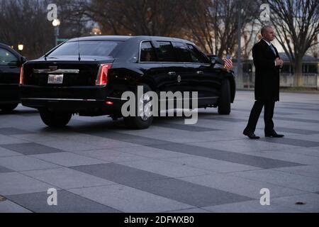 WASHINGTON, DC - 04. DEZEMBER: (AFP OUT) die Präsidentenlimousine transportiert US-Präsident Donald Trump über die Pennsylvania Avenue und zurück ins Weiße Haus, nachdem Trump die Familie des ehemaligen Präsidenten George H.W. besucht hat Bush im Blair House 04. Dezember 2018 in Washington, DC. Die Trumps zahlten einen Beileidsbesuch an die Bush Familie, die in Washington für den ehemaligen Präsidenten George H.W. sind Staatsbegräbnis Bushs und damit verbundene Ehrungen. (Foto von Chip Somodevilla/ABACAPRESS.COM) Stockfoto