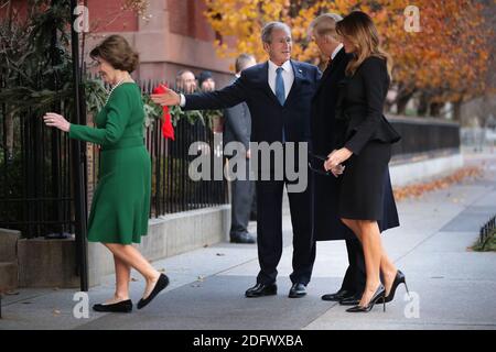 WASHINGTON, DC - 04. DEZEMBER: (AFP OUT) die ehemalige First Lady Laura Bush und der ehemalige Präsident George W. Bush begrüßen First Lady Melania Trump und Präsident Donald Trump vor dem Blair House am 04. Dezember 2018 in Washington, DC. Die Trumps zahlten einen Beileidsbesuch an die Bush Familie, die in Washington für den ehemaligen Präsidenten George H.W. sind Staatsbegräbnis Bushs und damit verbundene Ehrungen. (Foto von Chip Somodevilla/ABACAPRESS.COM) Stockfoto