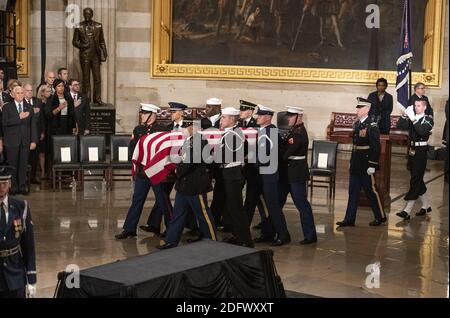 Ein militärischer Ehrengarde trägt die Schatulle mit den Überresten des ehemaligen US-Präsidenten George H.W. Bush in die Rotunde des US-Kapitols bei der Zeremonie zu Ehren des ehemaligen Präsidenten, der in der Rotunde des US-Kapitols am Montag, 3. Dezember 2018 in Washington, DC, USA, im Staat liegen wird. Phot von Ron Sachs/CNP/ABACAPRESS.COM Stockfoto