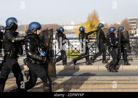 Französische Bereitschaftspolizisten nehmen während einer Demonstration von Studenten gegen die Bildungsreform der französischen Regierung Stellung.am 05 2018. Dezember in Bordeaux, Frankreich.Foto von Thibaud Moritz/ABACAPRESS.COM Stockfoto