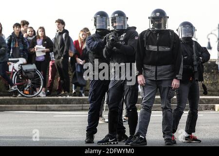 Französische Bereitschaftspolizisten nehmen während einer Demonstration von Studenten gegen die Bildungsreform der französischen Regierung Stellung.am 05 2018. Dezember in Bordeaux, Frankreich.Foto von Thibaud Moritz/ABACAPRESS.COM Stockfoto