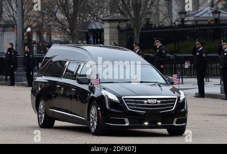 Der Leichenwagen, der den Fahnenschrein des ehemaligen Präsidenten George H.W. trägt Bush fährt am Weißen Haus vorbei, um am 5. Dezember 2018 in Washington, DC, zu einem Staatsbegräbnis in der National Cathedral zu fahren. Foto von Olivier Douliery/ABACAPRESS.COM Stockfoto