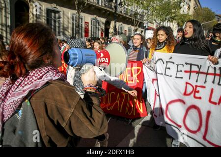 Gymnasiasten demonstrieren gegen die Bildungsreform der französischen Regierung am 6. Dezember 2018 in Marseille, Südfrankreich. Sie nehmen die Gelegenheit der "Gelben Westen" (Gilets jaune) aktuelle prostation Bewegung zu behaupten, Veränderungen über die Bildung in französisch Straßen. Am Ende des Protestes brachen mit der Polizei Unruhen aus. Begeisterte Leute machen Ärger um die Behälter im Feuer. Foto von Denis Thaust/Avenir Pictures/ABACAPRESS.COM Stockfoto