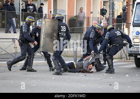 Gymnasiasten demonstrieren gegen die Bildungsreform der französischen Regierung am 6. Dezember 2018 in Marseille, Südfrankreich. Sie nehmen die Gelegenheit der "Gelben Westen" (Gilets jaune) aktuelle prostation Bewegung zu behaupten, Veränderungen über die Bildung in französisch Straßen. Am Ende des Protestes brachen mit der Polizei Unruhen aus. Begeisterte Leute machen Ärger um die Behälter im Feuer. Foto von Denis Thaust/Avenir Pictures/ABACAPRESS.COM Stockfoto