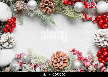 Schöne Weihnachtskomposition mit Platz für Text auf hellem Hintergrund Stockfoto