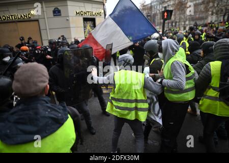 Demonstranten sehen sich Polizeikräften während der Proteste von Gelbwesten (Gilets Jaunes) gegen steigende Lebenshaltungskosten und Kraftstoffsteuern auf der Champs Elysees Avenue in Paris, Frankreich, am 08. Dezember 2018 gegenüber. Foto von Eliot Blondt/ABACAPRESS.COM Stockfoto