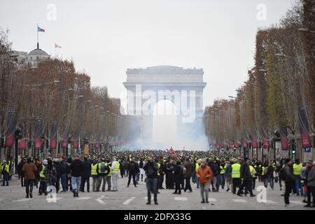 Demonstranten sehen sich Polizeikräften während der Proteste von Gelbwesten (Gilets Jaunes) gegen steigende Lebenshaltungskosten und Kraftstoffsteuern auf der Champs Elysees Avenue in Paris, Frankreich, am 08. Dezember 2018 gegenüber. Foto von Eliot Blondt/ABACAPRESS.COM Stockfoto