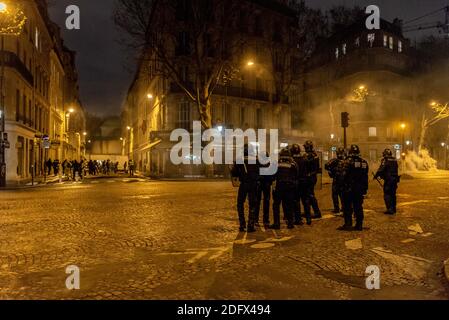 Demonstranten der Bewegung der Gelbwesten (Gilets Jaunes) sind bei der vierten Gelbwesten-Demonstration gegen die Erhöhung der Lebenshaltungskosten und der Benzinsteuern auf der Avenue des Champs-Élysées mit Polizeikräften konfrontiert. Die Polizei versucht, die letzten gewalttätigen Demonstranten auf dem Haussamnn Boulevard zu zerstreuen. Paris, Frankreich, 8. Dezember 2018. Die Behörden gaben an, dass etwa 8,000 Personen in Paris demonstrierten, wo 600 Personen durchsucht und kurz verhaftet worden waren. Mehr als 500 von ihnen blieben in Gewahrsam, nachdem die Polizei feststellte, dass sie potenzielle Waffen wie Hämmer, Baseballschläger und Metallbälle, die in der verwendet wurden, trugen Stockfoto