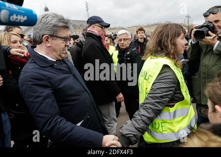 Jean-Luc Melenchon, Vorsitzender der LFI-Fraktion von La France Insoumise (LFI), trifft sich am 08. Dezember 2018 in Bordeaux mit Demonstranten der Gelbwesten, um die Politiker dazu zu drängen, gegen den Klimawandel vorzugehen. Foto von Thibaud Moritz/ABACAPRESS.COM Stockfoto