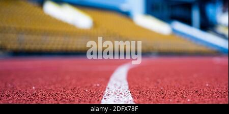 Pfad für Läufer. Rennstrecke im Freienstadion. stadion Arena Fußballplatz. Gesundes Sportleben. Laufband im Fitnessstudio. Laufstrecke im selektiven Fokus. Ziellinie. Gesundheit und Sport. Stockfoto