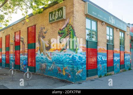 LCBO Laden mit Lackierung in Außenwand. Chinatown in Toronto, Kanada. Stockfoto