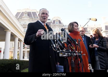 Die Fraktionspräsidentin Nancy Pelosi (D-Calif.) und der Senatsvorsitzende Charles Schumer (D-N.Y.) sprechen nach einem Treffen mit Präsident Donald Trump im Weißen Haus am 11. Dezember 2018 in Washington, DC, zur Presse. Foto von Olivier Douliery/ABACAPRESS.COM Stockfoto