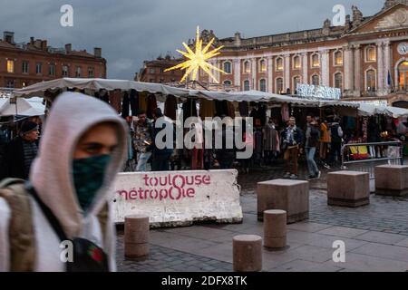 Am Ende des Jahres befindet sich auf dem Place du Capitole der traditionelle Weihnachtsmarkt in Toulouse (Frankreich). Nach dem Terroranschlag in Straßburg wird das Sicherheitssystem verstärkt: Durchsuchungen von Taschen an Eingängen, Fahrzeuge Anti-Einbruchsperren, Patrouillen der Armee (Vigipirate-Gerät) und Polizisten. Foto von Patrick Batard/ABACAPRESS.COM Stockfoto