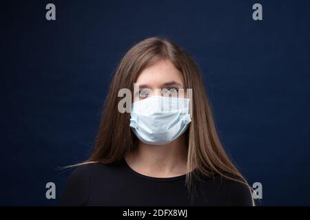 Junge Frau richtig trägt eine chirurgische Maske schützt sich und Ihre Gemeinschaft von Pandemie Ausbreitung Risiken Stockfoto