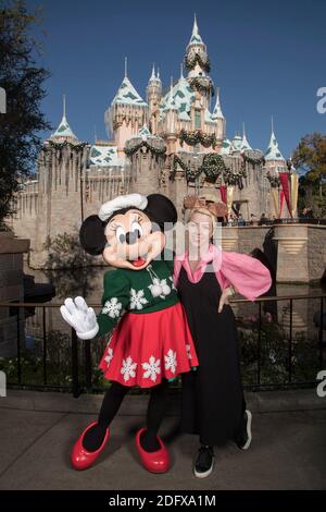 Foto aushändigen - die Singer-Songwriterin Carly Rae Jepsen posiert mit Minnie Mouse vor dem Winterschloss von Sleeping Beauty während der Ferien im Disneyland Park in Anaheim, CA, USA, Donnerstag, 13. Dezember 2018. Der Popstar machte eine Pause von Projekten zum Urlaub mit der Familie im Disneyland Resort. Foto vonJoshua Sudock via ABACAPRESS.COM Stockfoto