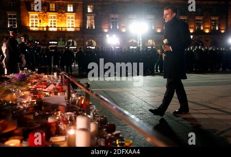 Der französische Präsident Emmanuel Macron legt eine Blume an ein Denkmal in der Nähe des Weihnachtsmarktes in Straßburg, Ostfrankreich, Freitag, den 14. Dezember 2018. Eine vierte Person starb am Freitag an Wunden, die bei einem Angriff auf den Weihnachtsmarkt in Straßburg erlitten wurden, als Ermittler daran arbeiteten, festzustellen, ob der Hauptverdächtige während der Flucht Hilfe bekam. Foto von Jean-Francois Badias Pool/ABACAPRESS.COM Stockfoto