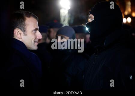 Der französische Präsident Emmanuel Macron trifft in der Nähe des Weihnachtsmarktes in Straßburg, Ostfrankreich, am Freitag, den 14. Dezember 2018, auf verhufene Polizeikräfte. Eine vierte Person starb am Freitag an Wunden, die bei einem Angriff auf den Weihnachtsmarkt in Straßburg erlitten wurden, als Ermittler daran arbeiteten, festzustellen, ob der Hauptverdächtige während der Flucht Hilfe bekam. Foto von Jean-Francois Badias Pool/ABACAPRESS.COM Stockfoto