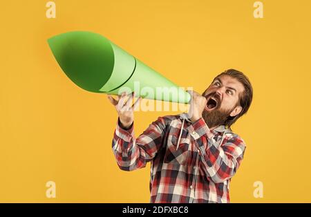 Zensur Protestschild. Haben Sie keine Angst, Ihre Meinung zu äußern. Freier Mann schreit in Megaphon. Schöner Mann, der durch Lautsprecher schreit. Laute Ansage. Nicht schweigen. Abstimmen. Drängen Sie die Öffentlichkeit. Stockfoto