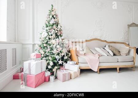 Schönes, modernes Design der Zimmer in zarten hellen Farben mit Weihnachtsbaum und dekorativen Elementen dekoriert Stockfoto