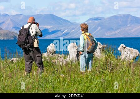 Touristen, die gerade Grönlandwal Kieferknochen, Yttygran Insel, Beringmeer, russischen Fernen Osten Stockfoto