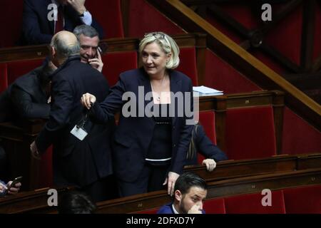 Die Präsidentin von 'Rassemblement National', Marine Le Pen, fand das verlorene Abzeichen des Abgeordneten von Jean Lassalle und ging, um ihn während einer Sitzung der "Fragen an die Regierung" in der französischen Nationalversammlung am 19. Dezember 2018 in Paris, Frankreich, zurückzugeben. Foto von Henri Szwarc/ABACAPRESS.COM Stockfoto