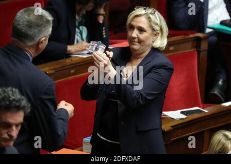 Die Präsidentin von 'Rassemblement National', Marine Le Pen, fand das verlorene Abzeichen des Abgeordneten von Jean Lassalle und ging, um ihn während einer Sitzung der "Fragen an die Regierung" in der französischen Nationalversammlung am 19. Dezember 2018 in Paris, Frankreich, zurückzugeben. Foto von Henri Szwarc/ABACAPRESS.COM Stockfoto