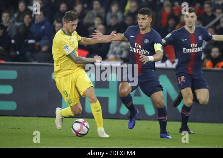 Datei Foto - Thiago Silva von PSG kämpft gegen Emiliano Sala von Nantes beim Fußballspiel der Ersten Liga, PSG gegen Nantes im Stadion Parc des Princes, Frankreich, am 22. Dezember 2018. Ein Leichtflugzeug mit dem neuen Premier League-Fußballer Emiliano Sala an Bord ist auf der Reise von Frankreich nach Wales im Ärmelkanal verschwunden. Der 28-jährige Argentinier war auf dem Weg, um seine neuen Kollegen in Cardiff City nach der Unterzeichnung für den Club letzte Woche in einem £15 Millionen Deal zu treffen. Er reiste von Nantes in der Bretagne nach der Unterzeichnung eines £15m Vertrag mit dem walisischen Club. Foto von Henri Szwarc/ABACAPR Stockfoto