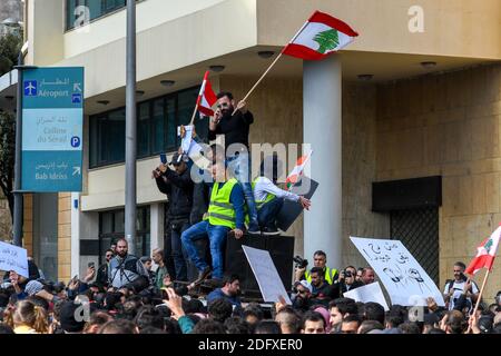 Hunderte von libanesischen "Gelbwesten" (inspiriert von den französischen "Gilets Jaunes") demonstrieren in der Innenstadt von Beirut, Libanon, am 23. Dezember 2018 gegen Korruption und Mangel an Regierungs- und Steuererhöhungen.Foto: Ammar Abd Rabbo/ABACAPRESS.COM Stockfoto