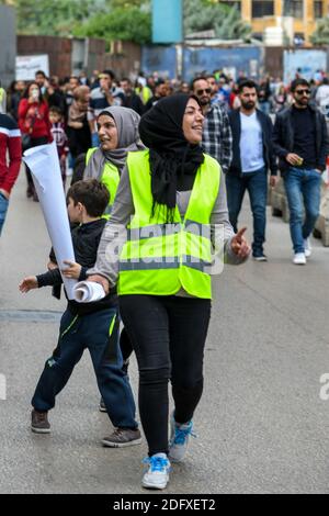 Hunderte von libanesischen "Gelbwesten" (inspiriert von den französischen "Gilets Jaunes") demonstrieren in der Innenstadt von Beirut, Libanon, am 23. Dezember 2018 gegen Korruption und Mangel an Regierungs- und Steuererhöhungen.Foto: Ammar Abd Rabbo/ABACAPRESS.COM Stockfoto