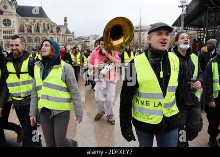 Hunderte Gilets Jaunes (Gelbe Westen) versammeln sich in Paris für den 6. Akt des Protests gegen die Erhöhung der Lebenshaltungskosten und Steuern. Nachdem sie den ganzen Tag durch die Straßen von Paris gegangen war, versammelten sich die Demonstranten auf den Champs-Elysées, bevor sie von der Polizei mit Tränengas und Wasserwerfern vertrieben wurden. Paris, Frankreich, 22. Dezember 2018. Foto von Alain Apaydin/ABACAPRESS.COM Stockfoto