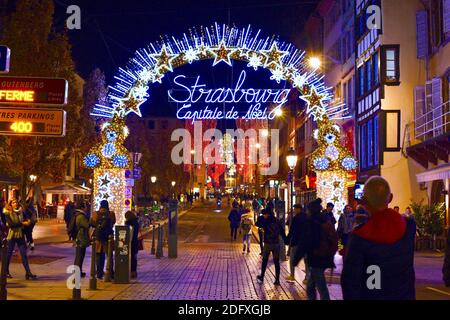 File Photo aufgenommen im November 2018 vom Weihnachtsmarkt in Straßburg, östlich von Frankreich. Die Ausgabe 2020 des Straßburger Weihnachtsmarktes, der größte in Frankreich, wird wegen der Gesundheitskrise ohne Chalets stattfinden, teilte Bürgermeister von Straßburg während einer Pressekonferenz am Donnerstag mit. Frankreich verzeichnete in den letzten 24 Stunden 26,676 Fälle einer Coronavirus-Infektion, was einem Rückgang gegenüber dem Vortag von etwas mehr als 20,000 lag. Auch die Aufnahme in die Intensivstation nimmt zu, mit 284 neuen Notfällen, was die landesweite Gesamtzahl auf 2,239 erhöht. Frankreich hat eine Intensivpflegekapazität von 5,800 Betten. Stockfoto