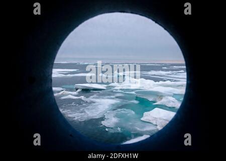 Blick auf schwimmendes Eis durch Schiff Bullauge, Beringmeer, fernen Osten Russlands Stockfoto