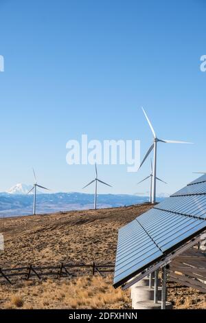 Windturbinen und Solarpanel mit Mount Rainier im Hintergrund Stockfoto