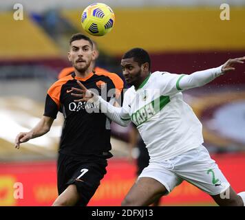 Rom, Italien. Dezember 2020. Sassuolo Marlon (R) vies mit Roma Lorenzo Pellegrini während eines Serie A Fußballmatches zwischen Roma und Sassuolo in Rom, Italien, 6. Dezember 2020. Quelle: Augusto Casasoli/Xinhua/Alamy Live News Stockfoto