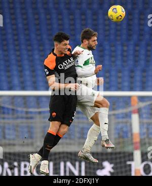 Rom, Italien. Dezember 2020. Sassuolos Domenico Berardi (R) steht mit Romas Roger Ibanez während eines Fußballmatches der Serie A zwischen Roma und Sassuolo in Rom, Italien, am 6. Dezember 2020. Quelle: Augusto Casasoli/Xinhua/Alamy Live News Stockfoto