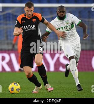 Rom, Italien. Dezember 2020. Sassuolo's Jeremie Boga (R) steht mit Roma's Edin Dzeko während eines Serie A Fußballmatches zwischen Roma und Sassuolo in Rom, Italien, 6. Dezember 2020. Quelle: Augusto Casasoli/Xinhua/Alamy Live News Stockfoto