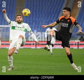 Rom, Italien. Dezember 2020. Sassuolo Domenico Berardi (L) vies mit Roma Roger Ibanez während eines Serie A Fußballmatches zwischen Roma und Sassuolo in Rom, Italien, 6. Dezember 2020. Quelle: Augusto Casasoli/Xinhua/Alamy Live News Stockfoto