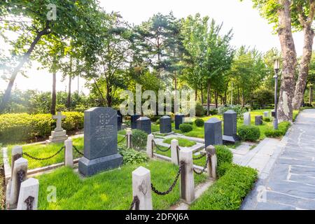 Gräber auf dem Yanghwajin-Auslandsmissionarischen Friedhof in Seoul, Südkorea Stockfoto