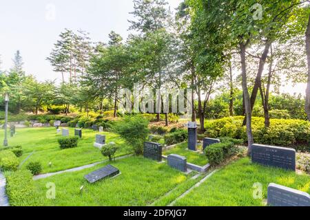 Gräber auf dem Yanghwajin-Auslandsmissionarischen Friedhof in Seoul, Südkorea Stockfoto