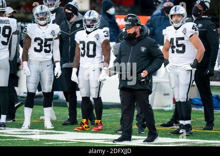 6. Dezember 2020, Las Vegas Raiders Cheftrainer Jon Gruden schaut während des NFL-Spiels zwischen den Las Vegas Raiders und den New York Jets im MetLife Stadium in East Rutherford, New Jersey. Christopher Szagola/CSM Stockfoto