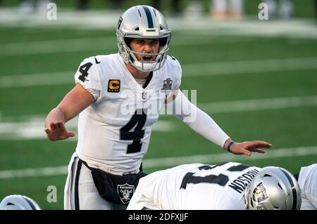 6. Dezember 2020, Las Vegas Raiders Quarterback Derek Carr (4) in Aktion während des NFL-Spiels zwischen den Las Vegas Raiders und den New York Jets im MetLife Stadium in East Rutherford, New Jersey. Christopher Szagola/CSM Stockfoto