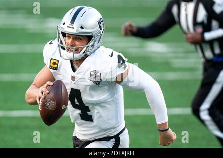 6. Dezember 2020, Las Vegas Raiders Quarterback Derek Carr (4) in Aktion während des NFL-Spiels zwischen den Las Vegas Raiders und den New York Jets im MetLife Stadium in East Rutherford, New Jersey. Christopher Szagola/CSM Stockfoto