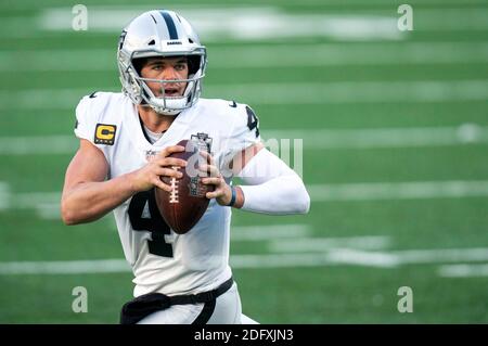 6. Dezember 2020, Las Vegas Raiders Quarterback Derek Carr (4) in Aktion während des NFL-Spiels zwischen den Las Vegas Raiders und den New York Jets im MetLife Stadium in East Rutherford, New Jersey. Christopher Szagola/CSM Stockfoto