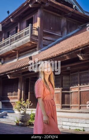 Frau Tourist im Tempel der Literatur in Hanoi in Südostasien, Vietnam. Konfuzius-Tempel in vietnamesischer Hauptstadt. Vietnam wird danach wieder eröffnet Stockfoto