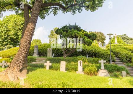 Gräber auf dem Yanghwajin-Auslandsmissionarischen Friedhof in Seoul, Südkorea Stockfoto