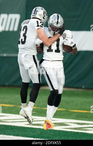 East Rutherford, New Jersey, USA. Dezember 2020. Der Las Vegas Raiders Wide Receiver Henry Ruggs III (11) reagiert auf den Touchdown mit dem Wide Receiver Hunter Renfrow (13) während des NFL-Spiels zwischen den Las Vegas Raiders und den New York Jets im MetLife Stadium in East Rutherford, New Jersey. Christopher Szagola/CSM/Alamy Live News Stockfoto