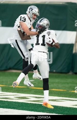 East Rutherford, New Jersey, USA. Dezember 2020. Der Las Vegas Raiders Wide Receiver Henry Ruggs III (11) reagiert auf den Touchdown mit dem Wide Receiver Hunter Renfrow (13) während des NFL-Spiels zwischen den Las Vegas Raiders und den New York Jets im MetLife Stadium in East Rutherford, New Jersey. Christopher Szagola/CSM/Alamy Live News Stockfoto