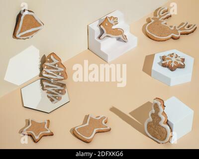 Weihnachtskekse auf dem Podium. Lebkuchen Cookies isometrische Stillleben auf minimalem abstrakten Hintergrund. Weihnachten Lebkuchenkekse Set Design Shot mit Kopieplatz, isoliert auf cremefarbenem Hintergrund Stockfoto